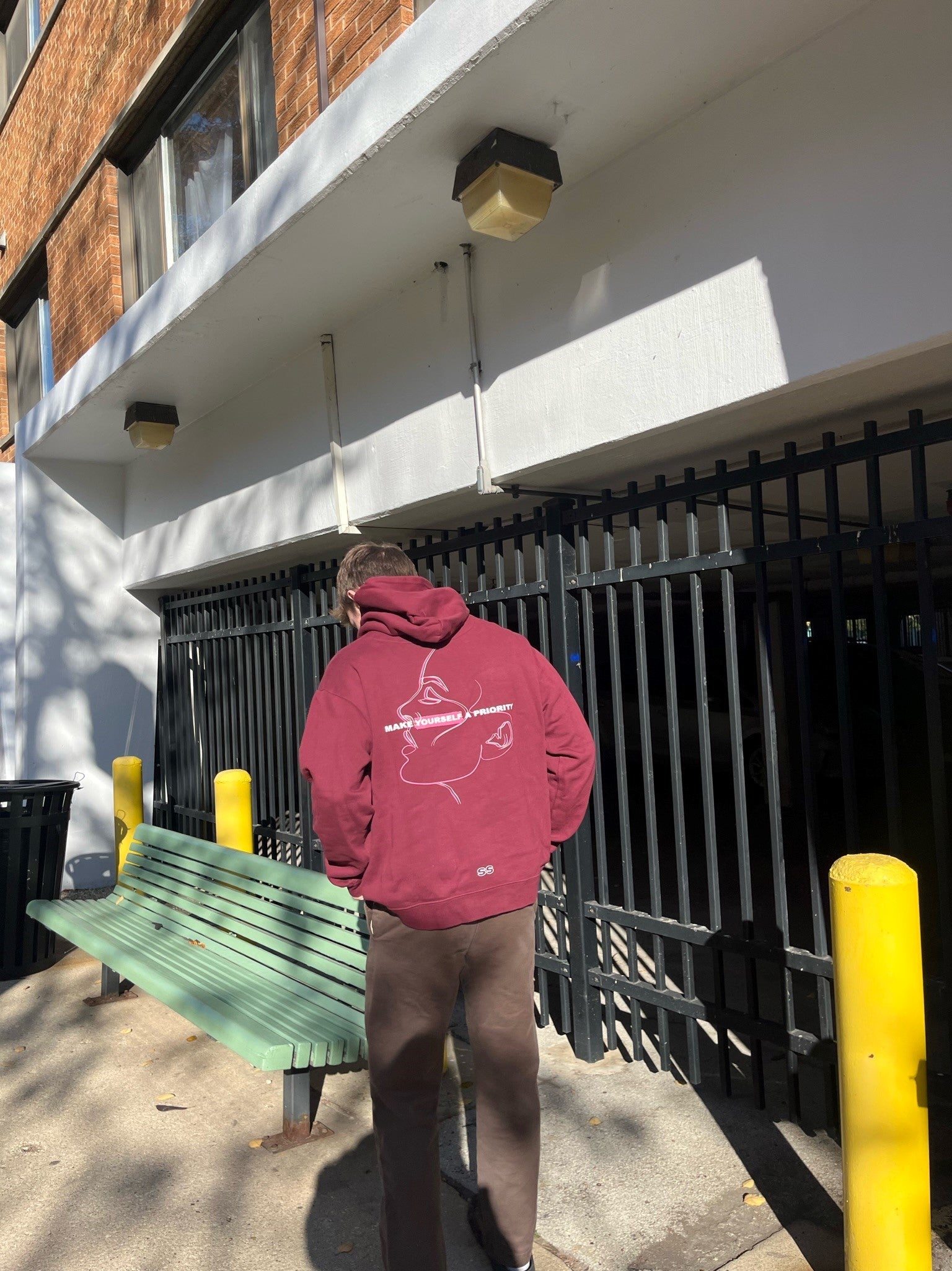 Modelo con Sudadera Priority Gundy Sonderstories II