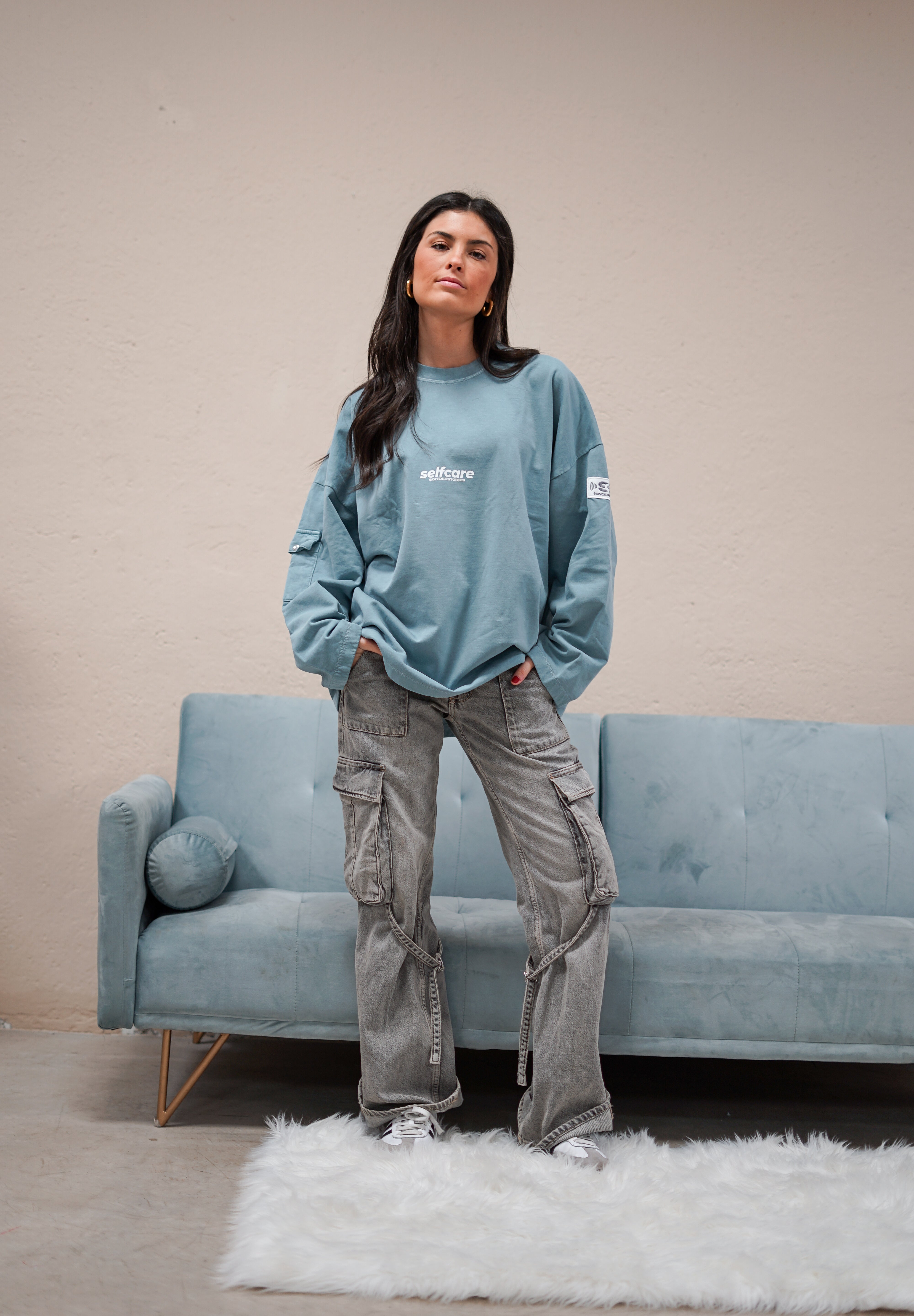 Modelo con Sudadera Resilence Sonderstories II