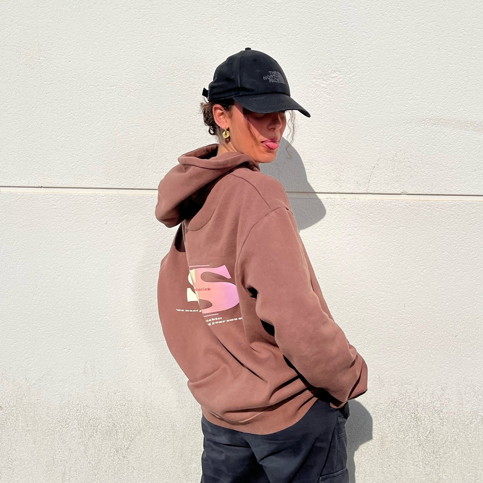 Modelo con Sudadera Unforgettable Cocoa Sonderstories II