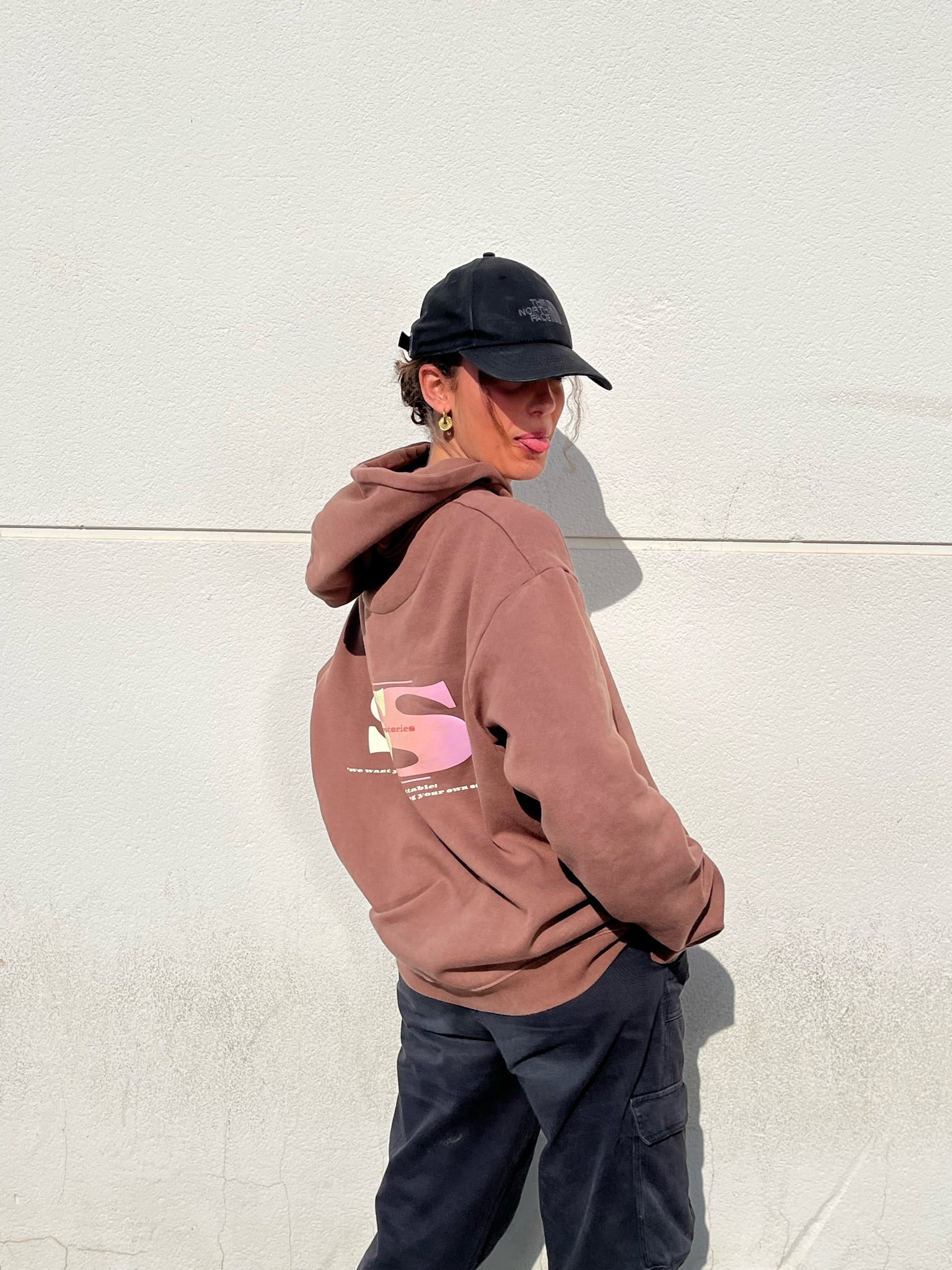 Modelo con Sudadera Unforgettable Cocoa Sonderstories II